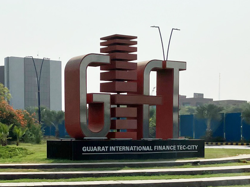 GIFT City（Gujarat International Finance Tec-City）のロゴと施設の外観